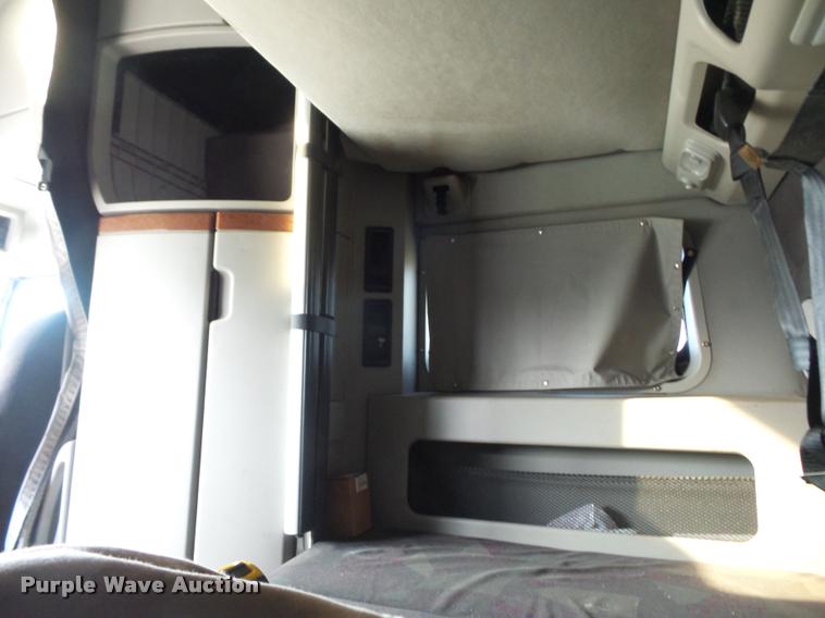 image for item L4533 2011 Volvo VNL semi truck