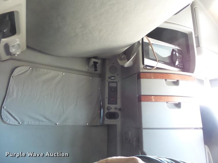 image for item L4533 2011 Volvo VNL semi truck