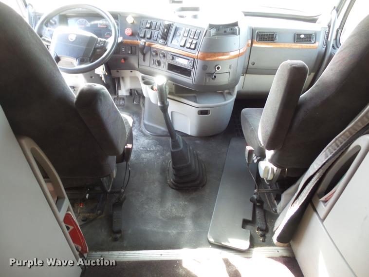 image for item L4533 2011 Volvo VNL semi truck
