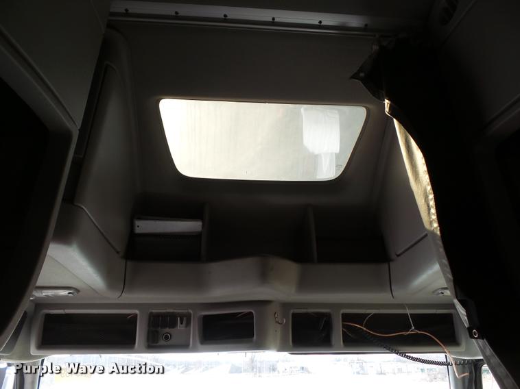 image for item L4533 2011 Volvo VNL semi truck