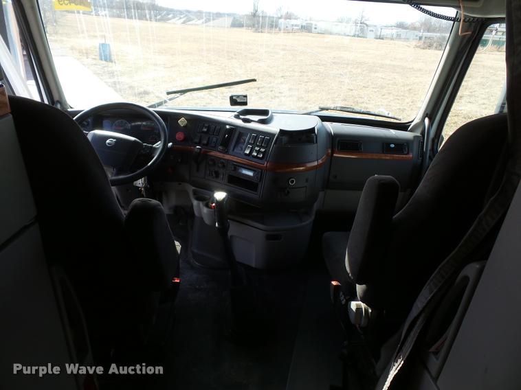 image for item L4533 2011 Volvo VNL semi truck