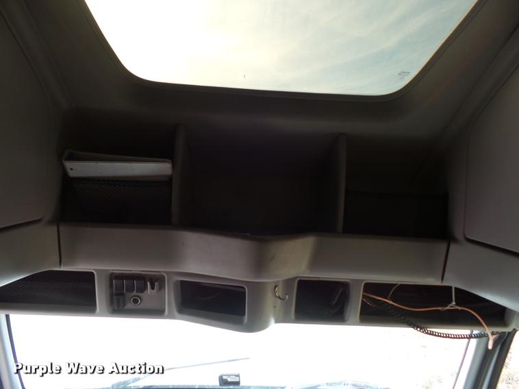 image for item L4533 2011 Volvo VNL semi truck