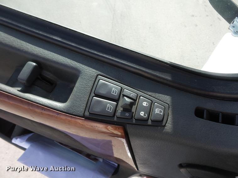 image for item L4533 2011 Volvo VNL semi truck