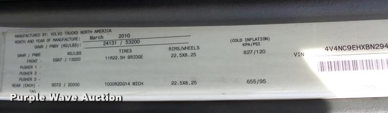 image for item L4533 2011 Volvo VNL semi truck