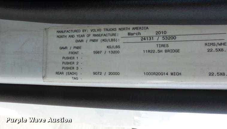 image for item L4533 2011 Volvo VNL semi truck