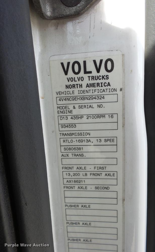 image for item L4533 2011 Volvo VNL semi truck