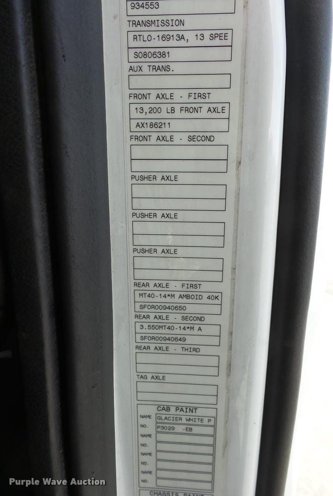 image for item L4533 2011 Volvo VNL semi truck