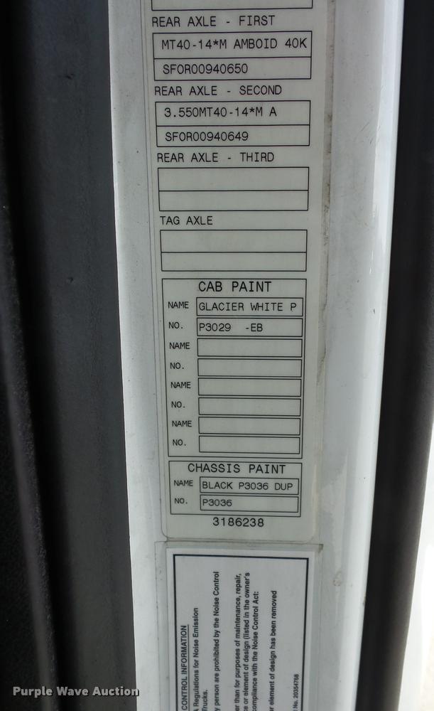 image for item L4533 2011 Volvo VNL semi truck