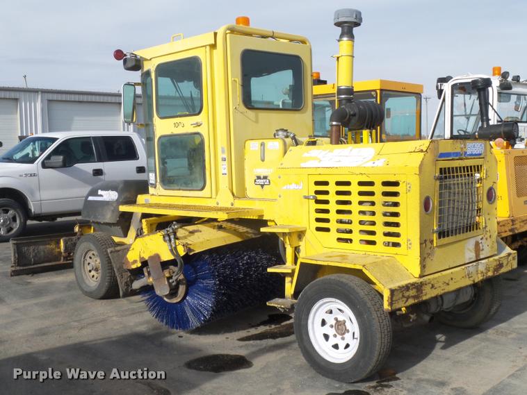 image for item DA0502 2007 Superior DT80 sweeper