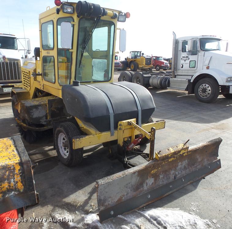 image for item DA0502 2007 Superior DT80 sweeper