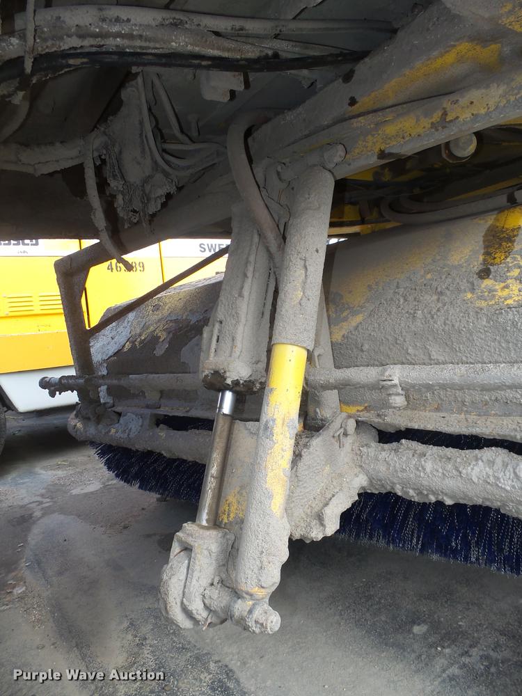 image for item DA0502 2007 Superior DT80 sweeper