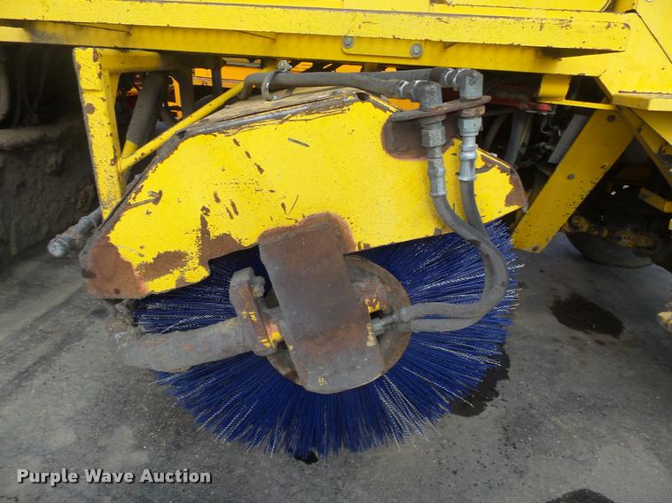 image for item DA0502 2007 Superior DT80 sweeper