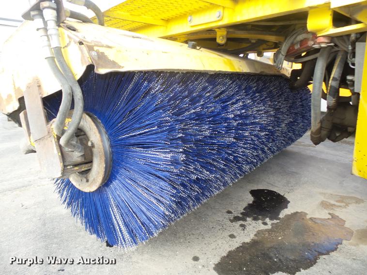 image for item DA0502 2007 Superior DT80 sweeper