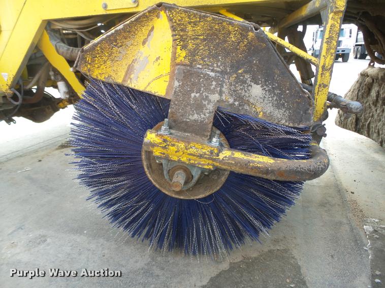 image for item DA0502 2007 Superior DT80 sweeper