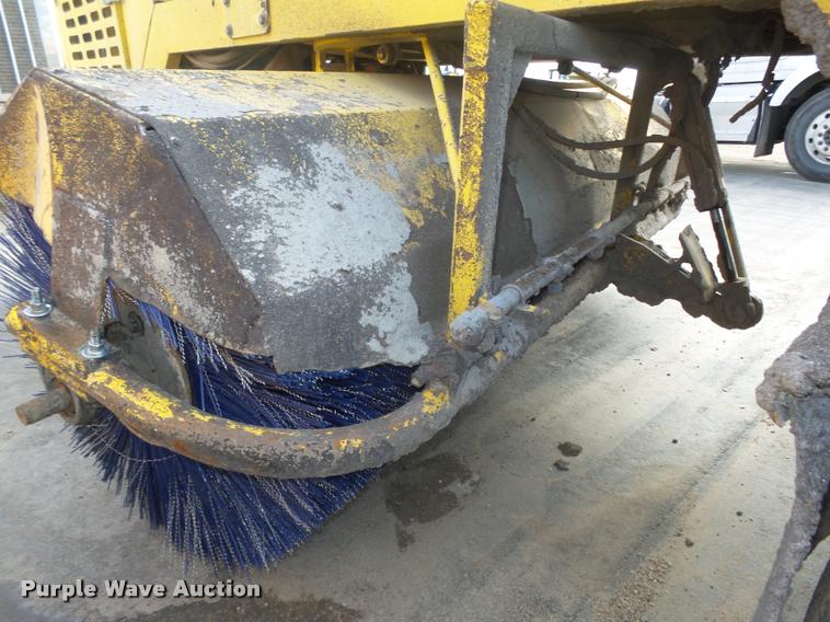 image for item DA0502 2007 Superior DT80 sweeper