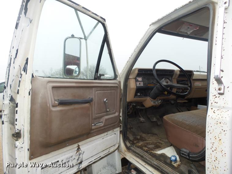 image for item DA0510 1985 Ford F700 fuel truck