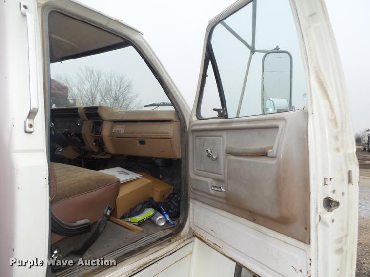 image for item DA0510 1985 Ford F700 fuel truck