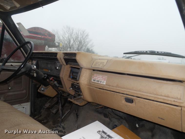 image for item DA0510 1985 Ford F700 fuel truck