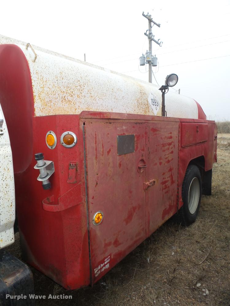 image for item DA0510 1985 Ford F700 fuel truck