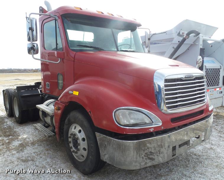 image for item DA0512 2006 Freightliner Columbia semi truck