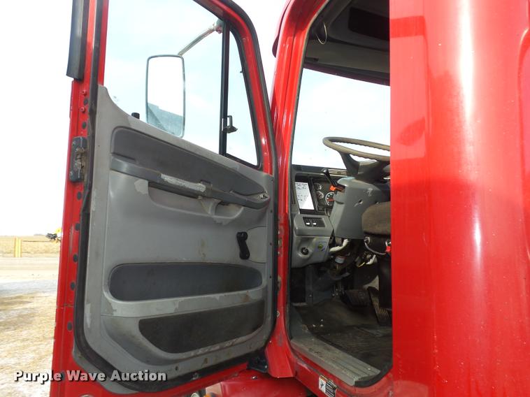 image for item DA0512 2006 Freightliner Columbia semi truck