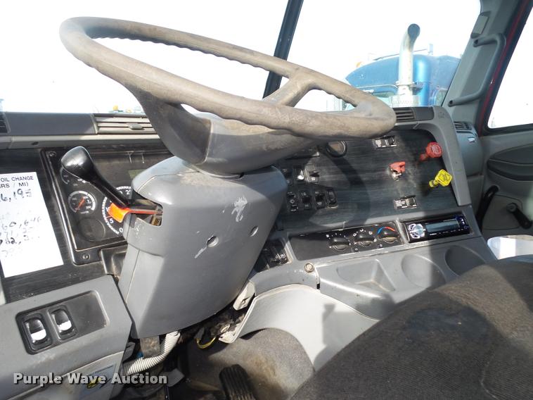 image for item DA0512 2006 Freightliner Columbia semi truck