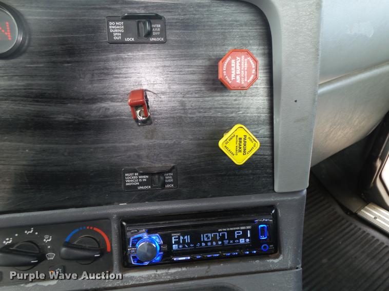 image for item DA0512 2006 Freightliner Columbia semi truck