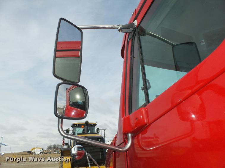 image for item DA0512 2006 Freightliner Columbia semi truck