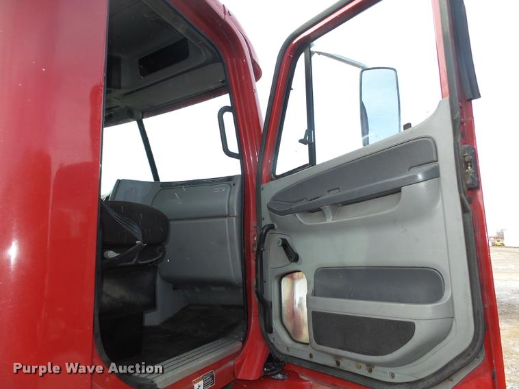 image for item DA0512 2006 Freightliner Columbia semi truck