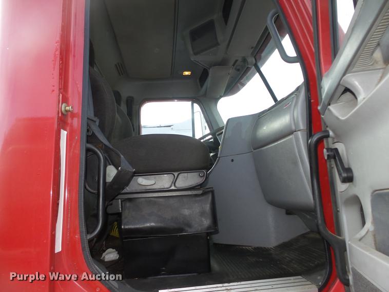 image for item DA0512 2006 Freightliner Columbia semi truck