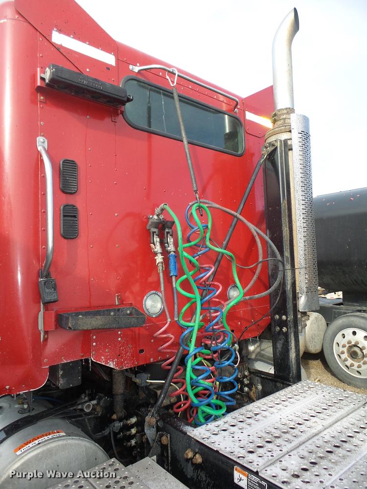 image for item DA0512 2006 Freightliner Columbia semi truck