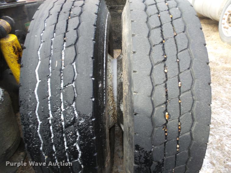 image for item DA0512 2006 Freightliner Columbia semi truck