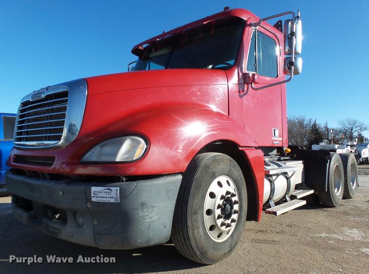 image for item DA0520 2007 Freightliner Columbia semi truck