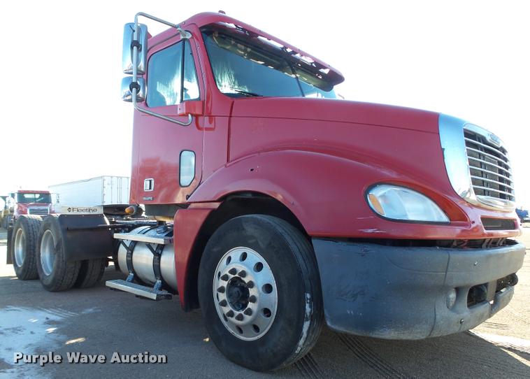 image for item DA0520 2007 Freightliner Columbia semi truck