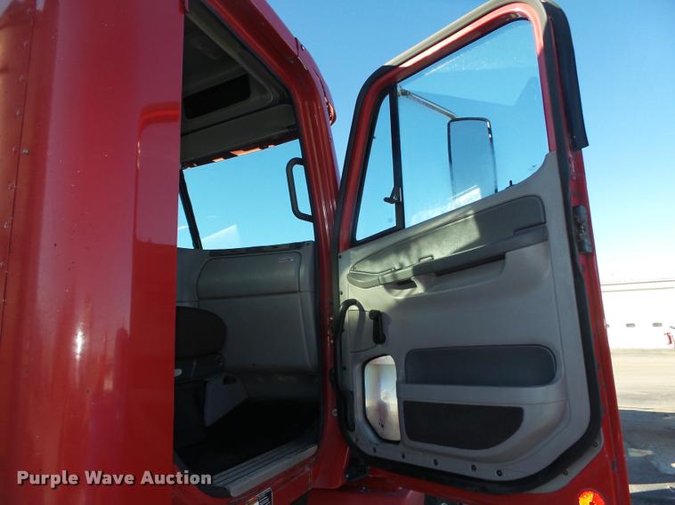 image for item DA0520 2007 Freightliner Columbia semi truck