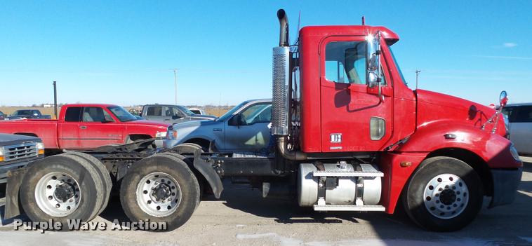 image for item DA0521 2006 Freightliner Columbia semi truck