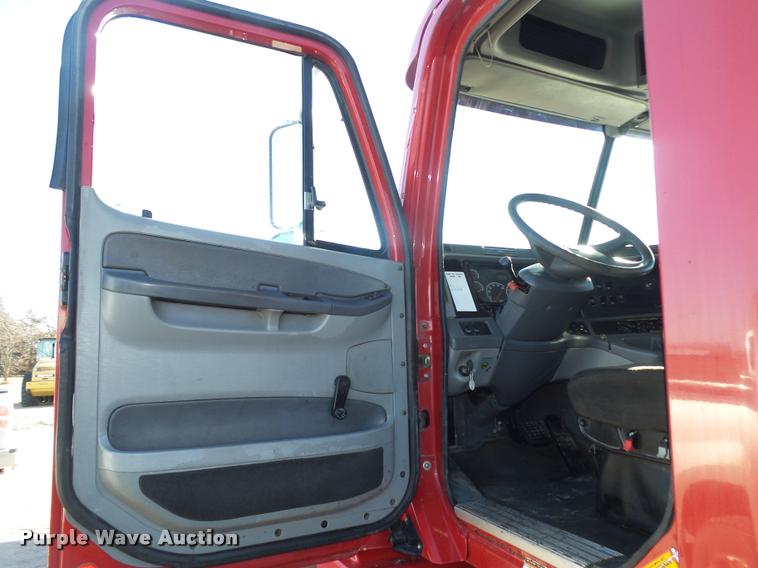 image for item DA0521 2006 Freightliner Columbia semi truck