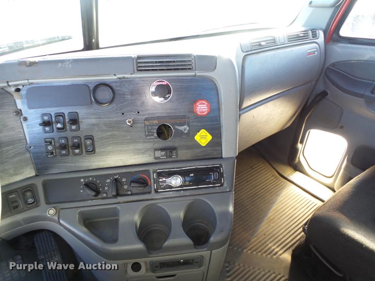 image for item DA0521 2006 Freightliner Columbia semi truck