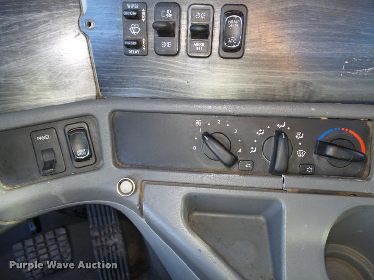 image for item DA0521 2006 Freightliner Columbia semi truck