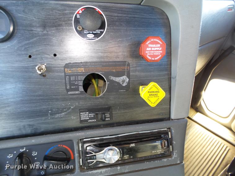 image for item DA0521 2006 Freightliner Columbia semi truck