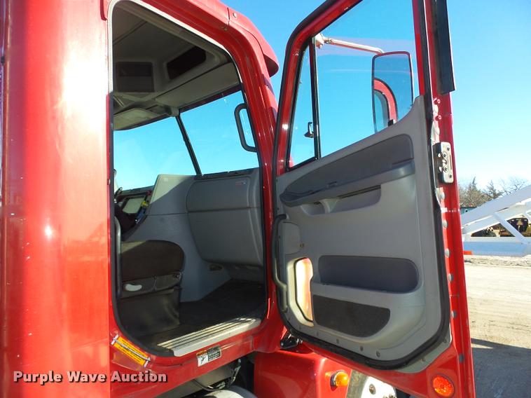 image for item DA0521 2006 Freightliner Columbia semi truck