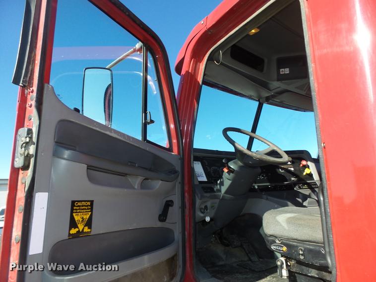 image for item DA0522 2006 Freightliner Columbia semi truck