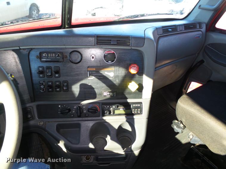 image for item DA0522 2006 Freightliner Columbia semi truck