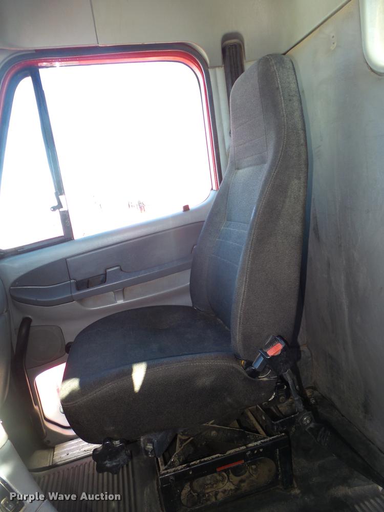 image for item DA0522 2006 Freightliner Columbia semi truck