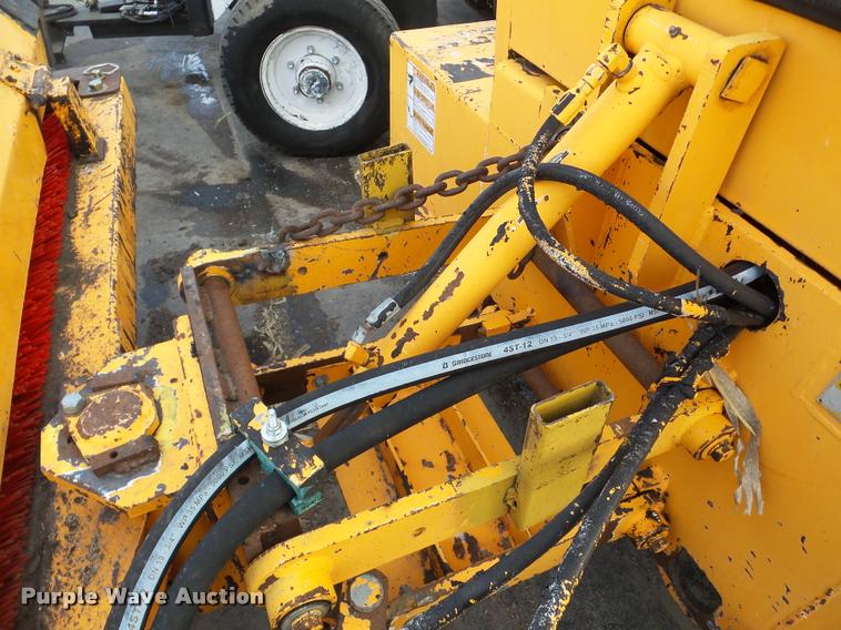 image for item DB5462 2006 Rosco SweepPro broom