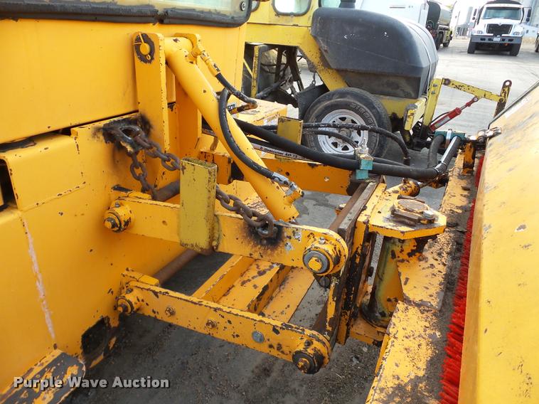 image for item DB5462 2006 Rosco SweepPro broom