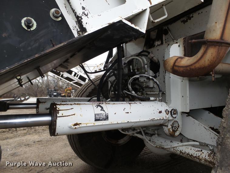 image for item DB5464 2001 Roadtec SB2500B Shuttle Buggy material transfer vehicle