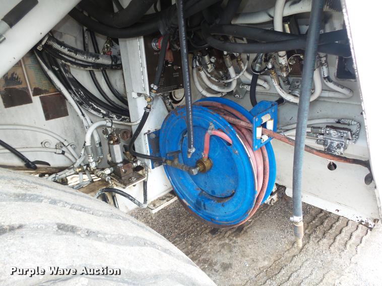 image for item DB5464 2001 Roadtec SB2500B Shuttle Buggy material transfer vehicle