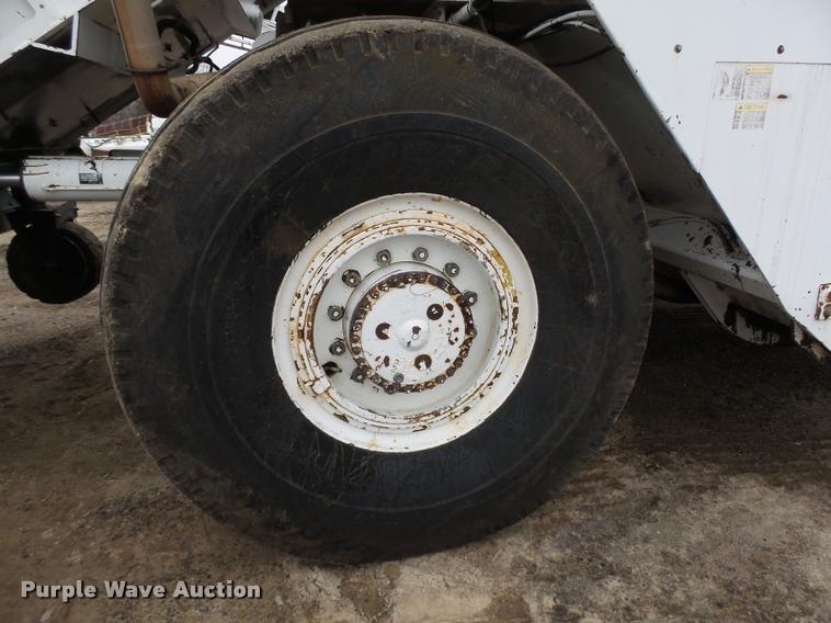 image for item DB5464 2001 Roadtec SB2500B Shuttle Buggy material transfer vehicle