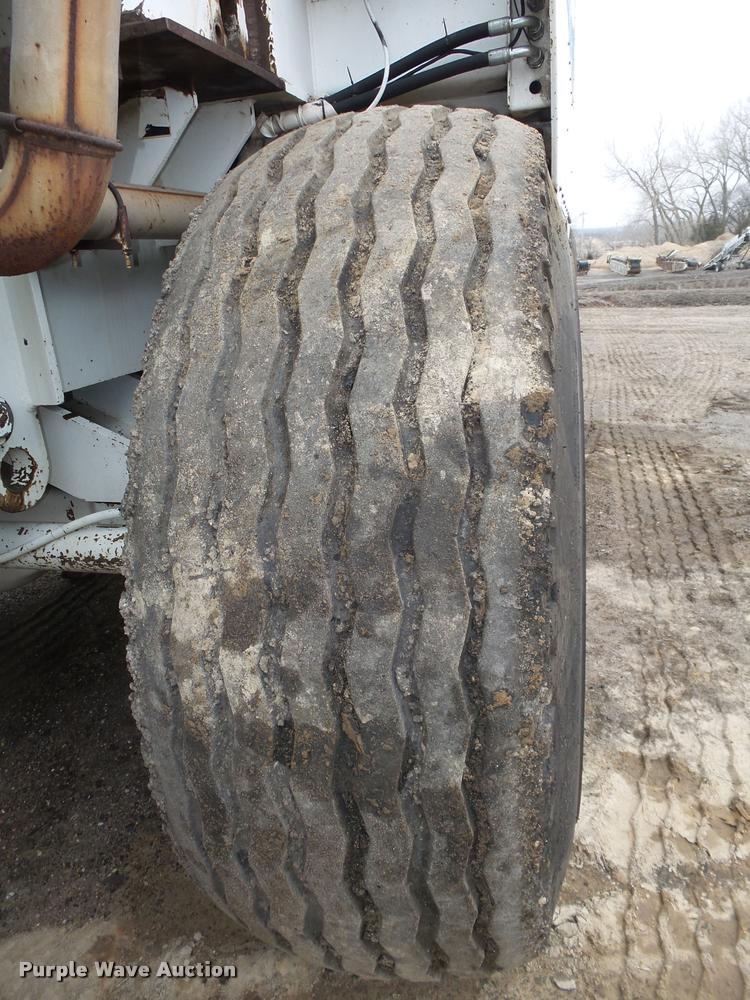 image for item DB5464 2001 Roadtec SB2500B Shuttle Buggy material transfer vehicle